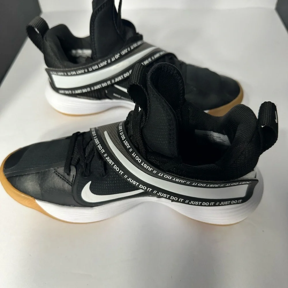 Nike Kids Black Athletic Shoes pre owned excelente conditions size 8.5